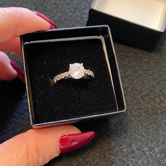 Cubic zirconia stone ring size 6 - Picture 2 of 4